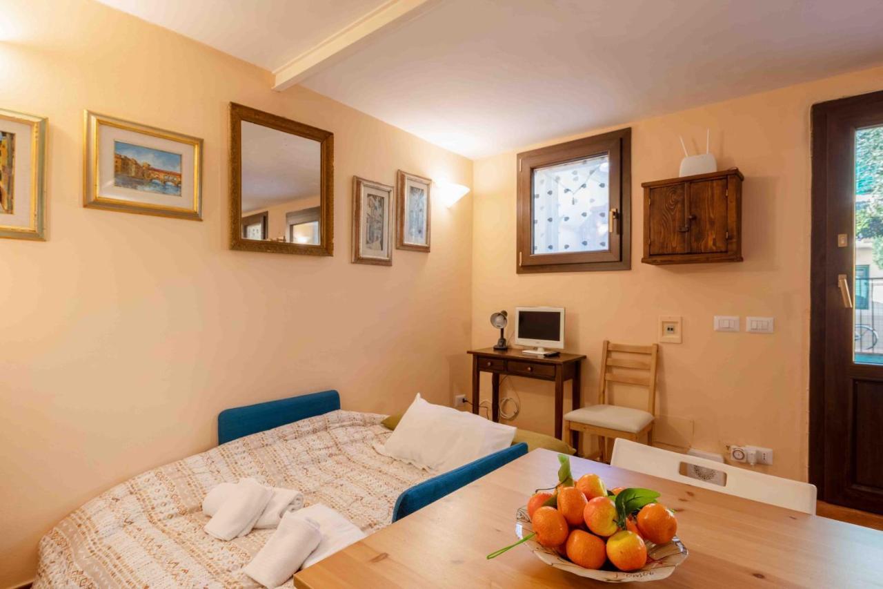 San Frediano Cozy Studio With Private Patio Lägenhet Florens Exteriör bild